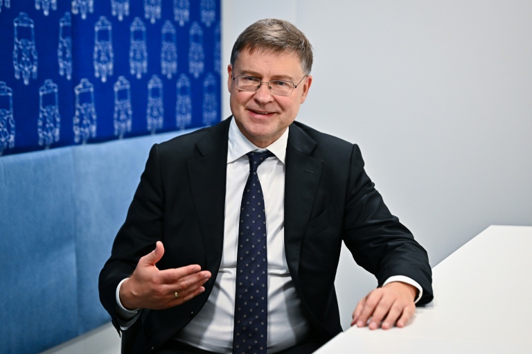 Valdis Dombrovskis, le commissaire européen aux Affaires économiques, lors d'un entretien avec l'AFP à Bangkok, en marge des assemblées du Fonds monétaire international (FMI) et de la Banque mondiale, le 13 octobre 2026