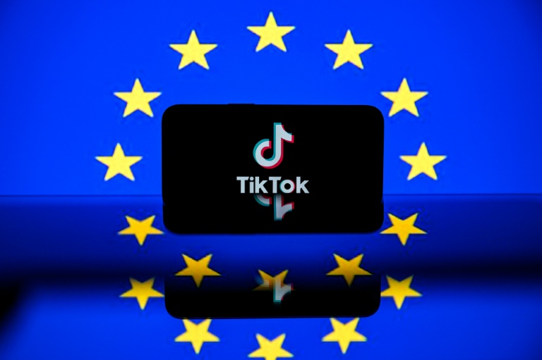 Montage photo du drapeau européen et de TikTok, créé le 26 avril 2023