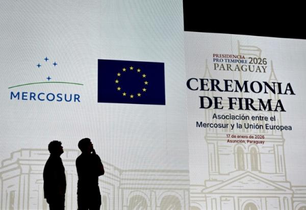 Des ouvriers installent la scène pour la cérémonie de signature de l’accord entre l’Union européenne et le Mercosur au Gran Teatro José Asunción Flores de la Banque centrale du Paraguay, à Asuncion, le 16 janvier 2026.