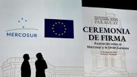 Des ouvriers installent la scène pour la cérémonie de signature de l’accord entre l’Union européenne et le Mercosur au Gran Teatro José Asunción Flores de la Banque centrale du Paraguay, à Asuncion, le 16 janvier 2026.