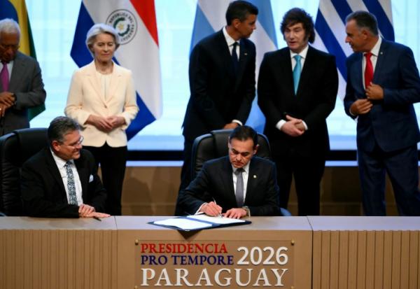 Le ministre des Affaires étrangères du Paraguay, Ruben Ramirez Lezcano, signe un document aux côtés du commissaire européen au Commerce et à la Sécurité économique, Maros Sefcovic, en présence (de gauche à droite, à l'arrière) du président du Conseil européen, Antonio Costa, de la présidente de la Commission européenne, Ursula von der Leyen, le président du Paraguay, Santiago Pena, le président argentin, Javier Milei, et le président uruguayen, Yamandu Orsi, assistent à la cérémonie de signature de l'accord commercial entre l'Union européenne et le Mercosur,  à Asuncion, le 17 janvier 2026.