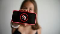 L'Union européenne envisage d'instaurer un accès "progressif et gradué" des enfants et adolescents aux plateformes en ligne, pour les protéger contre leurs risques