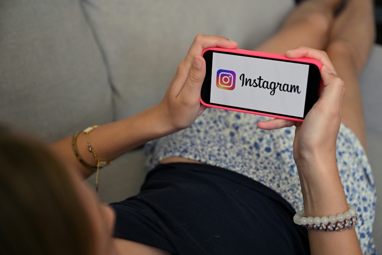 Le logo d'Instagram sur le téléphone portable d'une adolescente à Bruxelles, le 7 juillet 2026