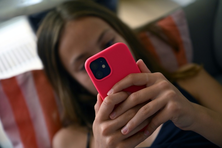 Une adolescente consulte son téléphone à Bruxelles, le 7 juillet 2026