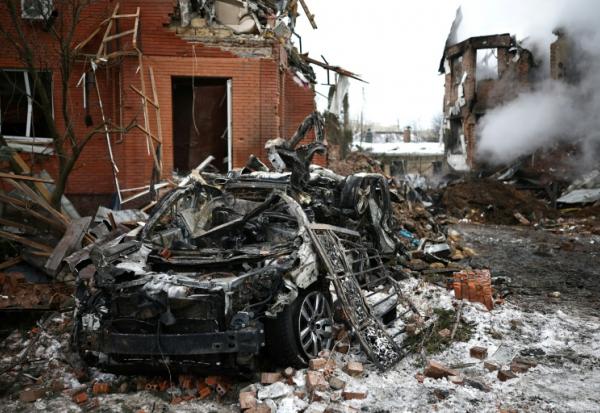 Une carcasse de voiture calcinée après une attaque aérienne à Sofiivska Borshchagivka, dans la région de Kiev, le 22 février 2026