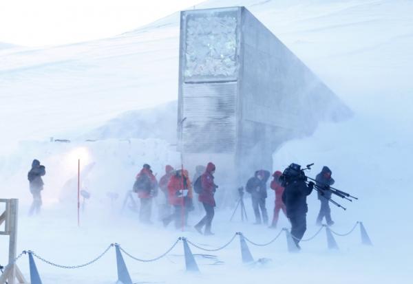 Vue de l'entrée la Réserve mondiale de semences du Svalbard, lors de son inauguration officielle, le 26 février 2008
