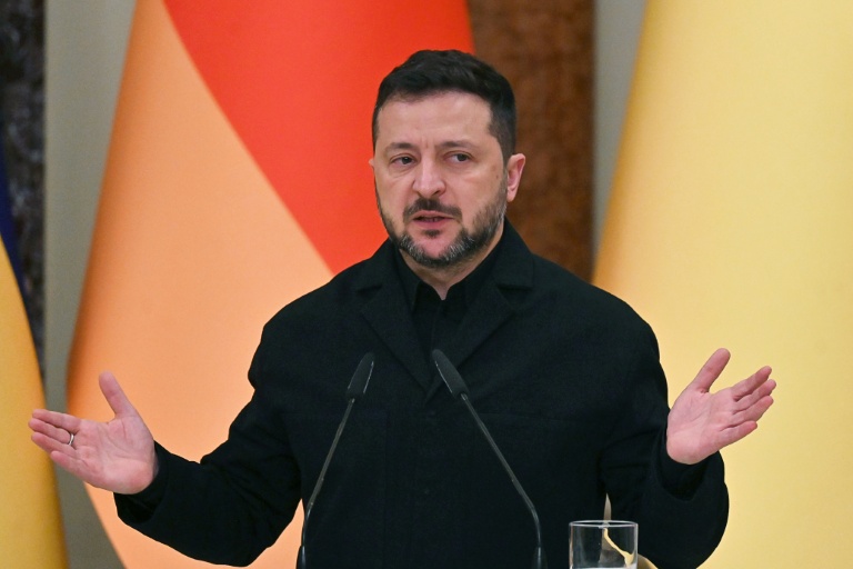 Le président ukrainien Volodymyr Zelensky lors d'une conférence de presse à Kiev le 4 octobre 2026.