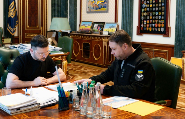 Le président ukrainien Volodymyr Zelensky (à gauche) et son nouveau chef de cabinet Kyrylo Boudanov, le 2 janvier 2026