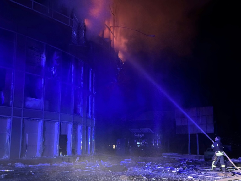 Un pompier travaille à l'extinction d'un incendie dans un immeuble touché par une frappe russe à Zaporijjia, en Ukraine, le 2 janvier 2026