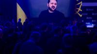 Les participants à un forum sur la sécurité à Varsovie écoutent le président ukrainien Volodymyr Zelensky par visioconférence le 12 octobre 2026