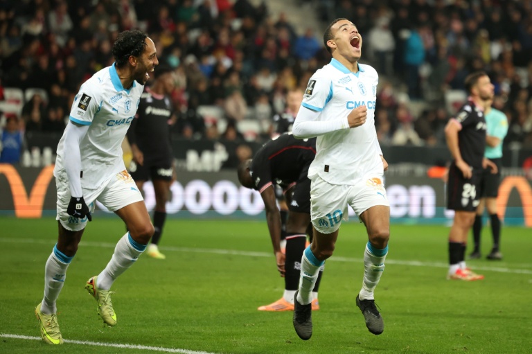 Pierre-Emerick Aubameyang et Mason Greenwood (à droite) ont été les principaux artisans de la victoire de Marseille (5-1) à Nice, le 21 novembre 2025 