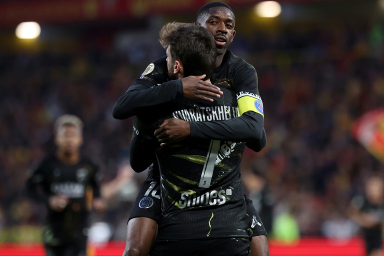 Khvicha Kvaratskhelia et Ousmane Dembélé célèbrent le but du Géorgien lors du match entre Lens et le PSG au stade Bollaert le 13 mai 2026