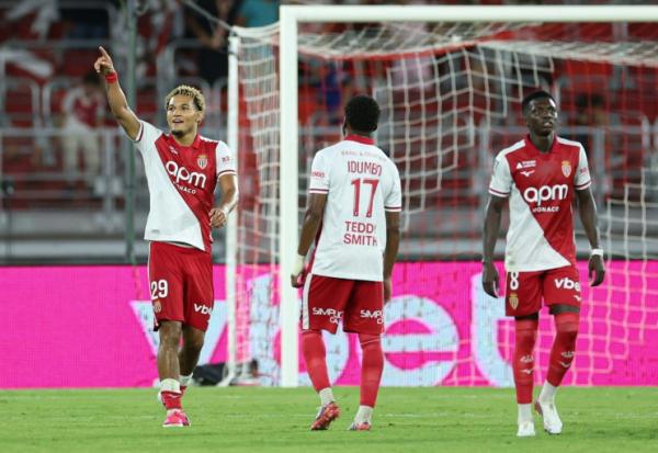 L'attaquant allemand de l'AS Monaco Paris Brunner (gauche) célèbre son deuxième but contre Monaco dans le choc de la 2e journée de Ligue 1 au stade Louis-II de Monaco le 30 août 2026