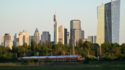 Un train roule près du siège de la Banque centrale européenne (droite) et d'autres immeubles, le 29 avril 2026 à Francfort en Allemagne