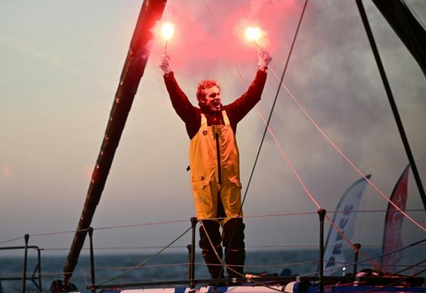 Charlie Dalin arrive en vainqueur du Vendée Globe le 14 janvier 2025 aux Sables-d'Olonne, pulvérisant de neuf jours le record de la course autour du monde en solitaire et sans escale. Le marin a dévoilé depuis qu'il avait réussi cet exploit alors qu'il est atteint d'un cancer
