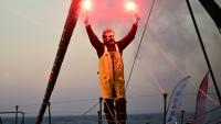 Charlie Dalin arrive en vainqueur du Vendée Globe le 14 janvier 2025 aux Sables-d'Olonne, pulvérisant de neuf jours le record de la course autour du monde en solitaire et sans escale. Le marin a dévoilé depuis qu'il avait réussi cet exploit alors qu'il est atteint d'un cancer
