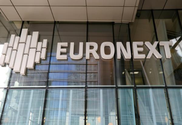 Le logo de la place boursière Euronext, visible sur son bâtiment dans le quartier d'affaires de La Défense, à l'ouest de Paris, le 9 octobre 2025