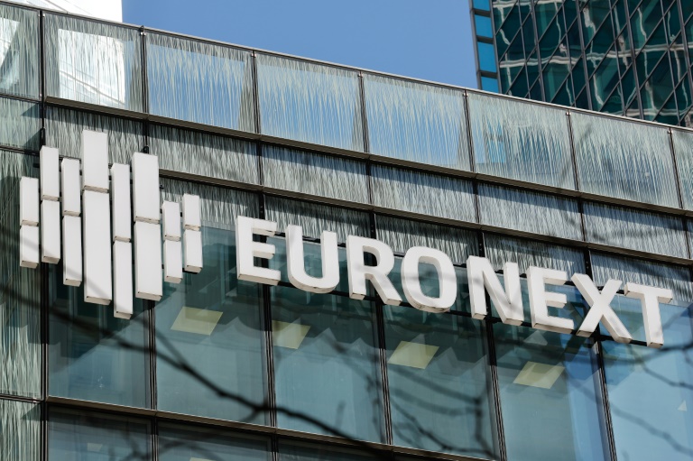 Le logo d'Euronext, qui détient notamment la Bourse de Paris, à son siège du quartier des affaires parisien de La Défense, le 7 avril 2025