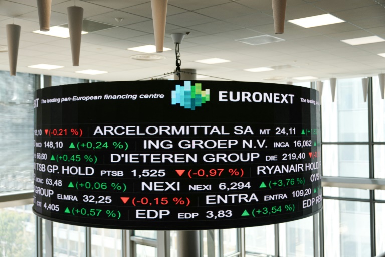 Des courses de Bourse affichés dans le bâtiment d'Euronext à La Défense, le quartier d'affaires de Paris, le 10 mai 2024