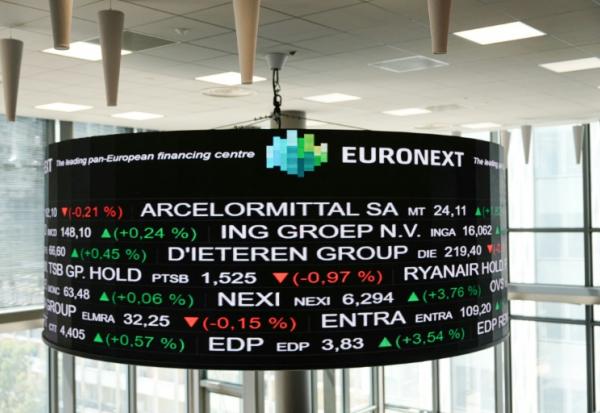 Des courses de Bourse affichés dans le bâtiment d'Euronext à La Défense, le quartier d'affaires de Paris, le 10 mai 2024