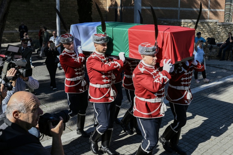 Des officiers bulgares portent un cercueil contenant les restes attribués au tsar Samouil, l'un des derniers souverains bulgares avant la domination byzantine, lors d'une cérémonie de restitution par la Grèce au musée byzantin de Thessalonique, le 3 octobre 2026