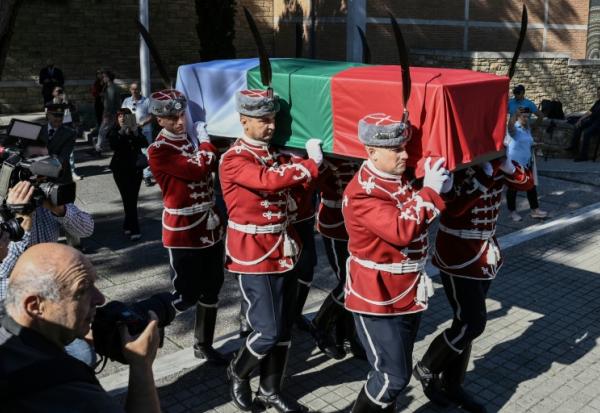 Des officiers bulgares portent un cercueil contenant les restes attribués au tsar Samouil, l'un des derniers souverains bulgares avant la domination byzantine, lors d'une cérémonie de restitution par la Grèce au musée byzantin de Thessalonique, le 3 octobre 2026