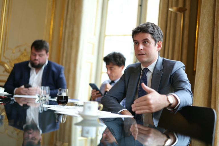 Maxime Cordier (à gauche), Louis Jublin et Gabriel Attal à Matignon le 13 mars 2024