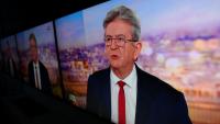 L'image du leader de LFI Jean-Luc Mélenchon affichée sur des écrans alors qu'il officialise sa candidature pour la présidentielle de 2027 sur le plateau de TF1, le 3 mai 2026
