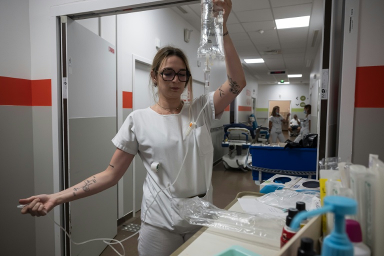 Une infirmière prépare une perfusion de réhydratation à l'hôpital Purpan de Toulouse, en pleine canicule, le 23 juin 2026
