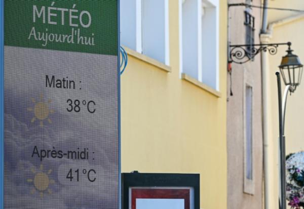 Les prévisions de températures de la météo sur un écran dans une rue de Villeneuve-les-Béziers, le 8 juillet 2026 dans l'Hérault