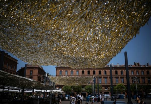 Des voiles étendus sur la place du Capitole à Toulouse pour fournir un peu d'ombre, le 19 juin 2026