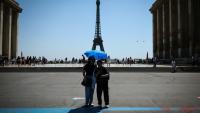 Des touristes se protègent du soleil au Trocadéro à Paris, le 18 juin 2026