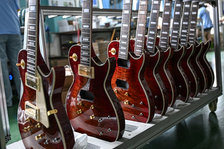 Cette photo prise le 27 juillet 2026 montre des guitares fraîchement fabriquées alignées dans l'usine du fabricant d'instruments de musique Shenqu à Zheng'an, dans la province du Guizhou, dans le sud-ouest de la Chine.