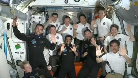 Image tirée d'une diffusion de NASA+, le 26 juin 2025, montrant l'équipage de la mission Axiom 4 à l'intérieur du module Harmony de la Station spatiale internationale (ISS) peu après l'amarrage du vaisseau spatial SpaceX Dragon Crew