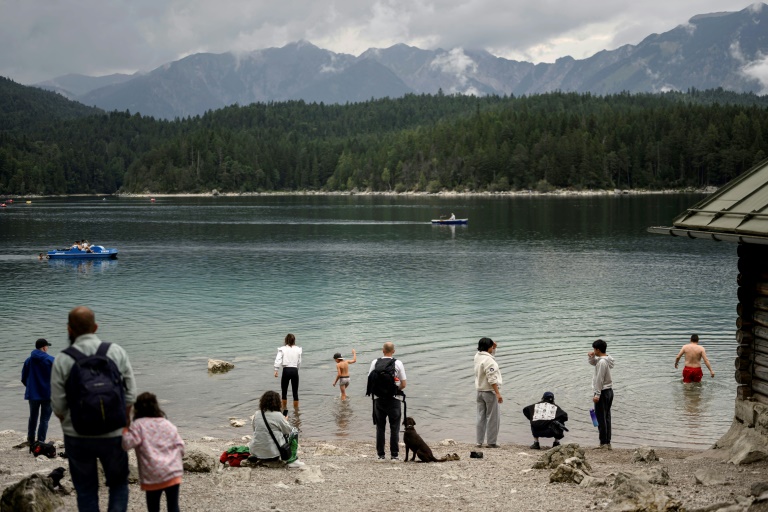 Des touristes sur une berge du lac Eibsee, près de Garmisch-Partenkirchen, dans le sud de l'Allemagne, le 22 août 2025
