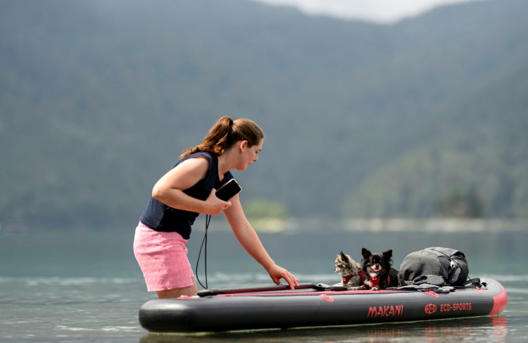 Une touriste et ses chiens sur le lac Eibsee, près de Garmisch-Partenkirchen, dans le sud de l'Allemagne, le 22 août 2025