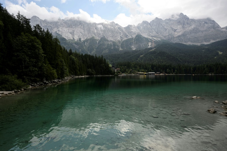 Vue du lac Eibsee, près de Garmisch-Partenkirchen, dans le sud de l'Allemagne, le 22 août 2025