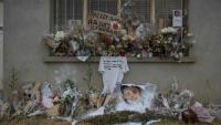 Des fleurs des messages et des portraits le 16 juin 2026 sur un silo agricole où a été retrouvé le corps de Lyhanna, à  Puycasquier, dans le Gers