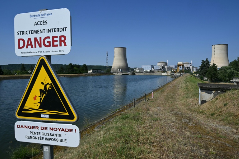 La centrale nucléaire de Golfech à l’arrêt, dans le sud-ouest de la France, après sa mise hors service dans la soirée du 22 juin en raison de 