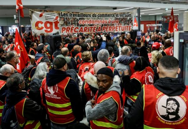 Des membres de la CGT bloquent un hypermarché Auchan à Bagnolet, près de Paris, le 1er avril 2026