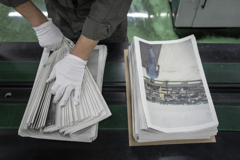 Un employé emballe l'œuvre du photographe Kazuma Obara, 