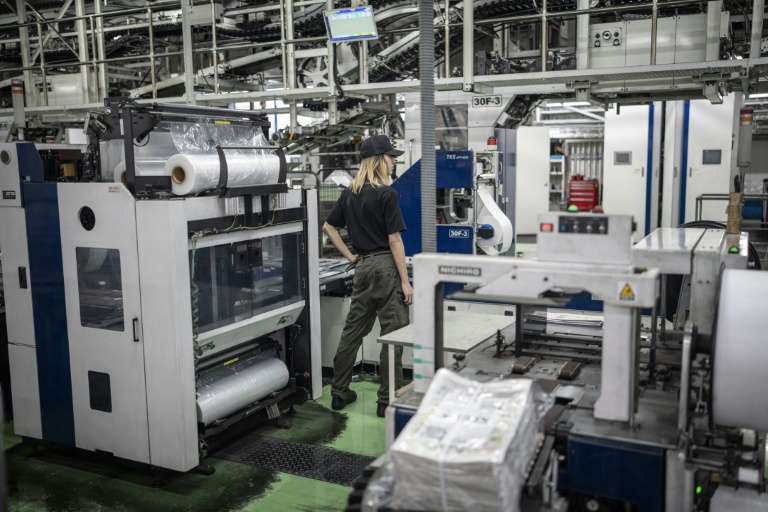 Un employé surveille le processus d'impression à l'imprimerie Kyoto Shimbun à Kumiyama, dans la préfecture de Kyoto, le 19 mars 2026 au Japon