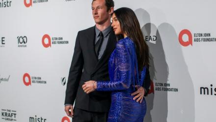 La chanteuse Dua Lipa et l'acteur Callum Turner à une cérémonie organisée par  Elton John AIDS Foundation à West Hollywood, en Californie, le 15 mars 2026