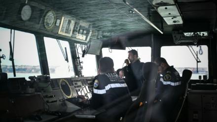 Des membres de la Marine nationale à bord du chasseur de mines Tripartite L'aigle,  au large de Dieppe, le 14 avril 2026 en Normandie