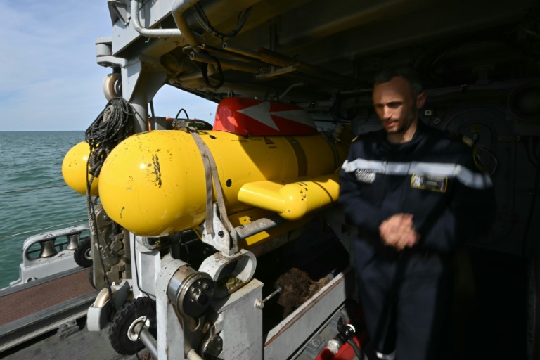 Le capitaine de corvette Jacquelin du Réau, commandant du chasseur de mines L'Aigle, sur le pont du navire, au large de Dieppe, le 14 avril 2026 en Normandie