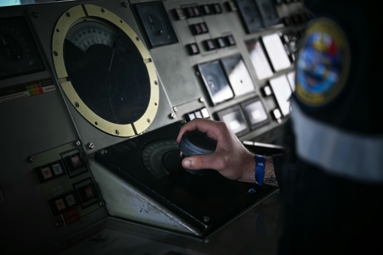 Un membre de la Marine nationale à bord du chasseur de mines Tripartite L'aigle, au large de Dieppe, le 14 avril 2026 en Normandie