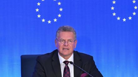Le commissaire européen au Commerce Maros Sefcovic lors d'une conférence de presse à Pékin, le 9 octobre 2026
