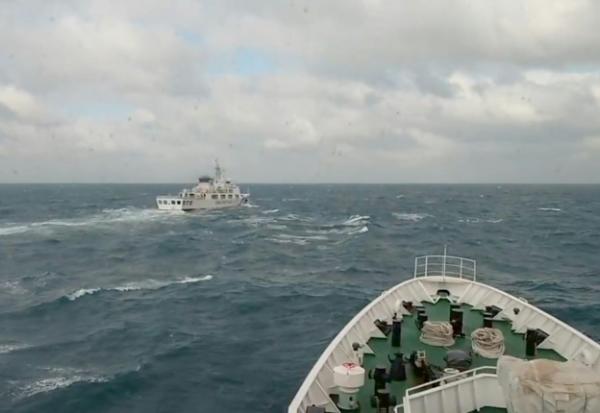 Un navire des gardes-côtes taïwanais (à droite), à proximité d'une bâtiment chinois, le 29 décembre 2025, au nord-ouest de l'île Huayu