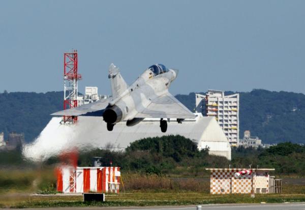 Un avion de chasse Mirage 2000 de l’armée de l’air taïwanaise décolle de la base aérienne de Hsinchu le 29 décembre 2025.
