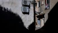 Des moteurs de climatisation dans une rue à Manosque (Alpes-de-Haute-Provence), le 29 septembre 2024